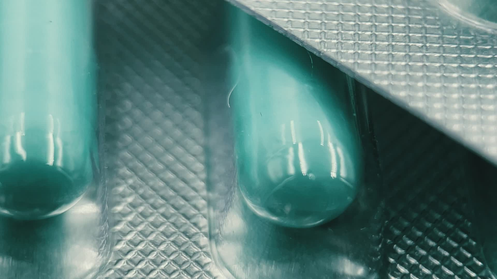 蓝色胶囊锡纸药品4k视频的预览图