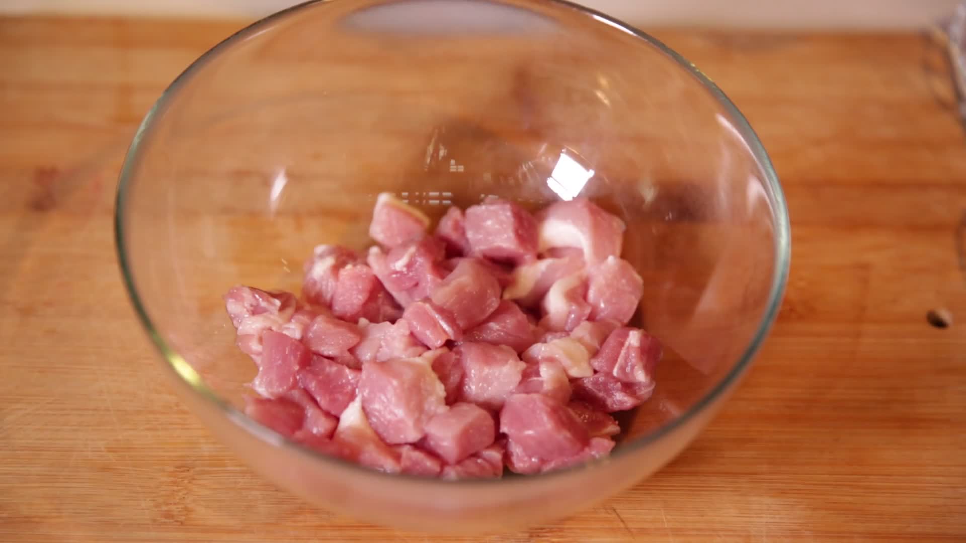 调料腌制肉丁视频的预览图