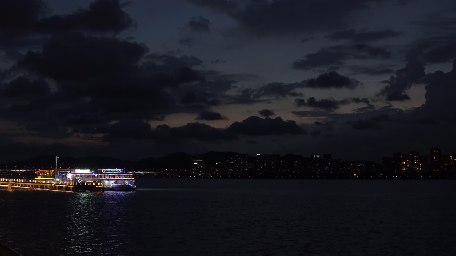 杭州钱塘江夜游滨江码头夜景4K视频视频的预览图