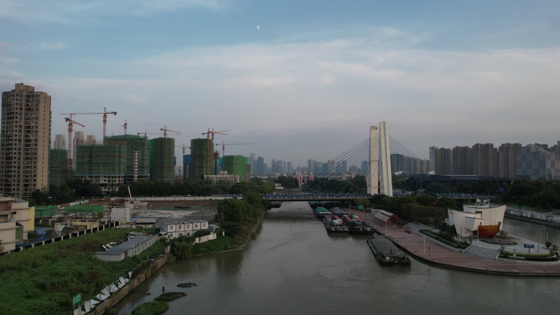 杭州江干区下午4K航拍视频视频的预览图