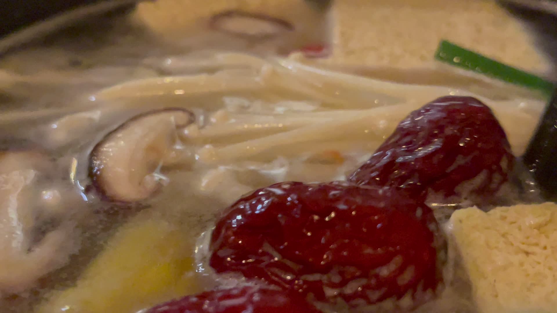 4k清汤高汤涮锅涮羊肉视频的预览图