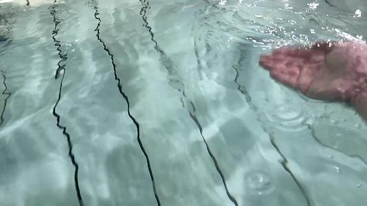 温泉泳池水波纹波浪视频的预览图