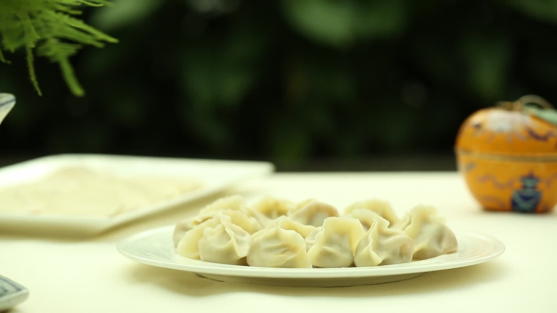 餐桌上一盘饺子视频的预览图