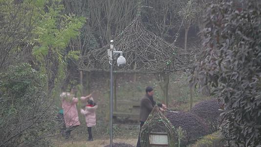 别墅私人花园花草打理花草休闲娱乐实拍视频视频的预览图