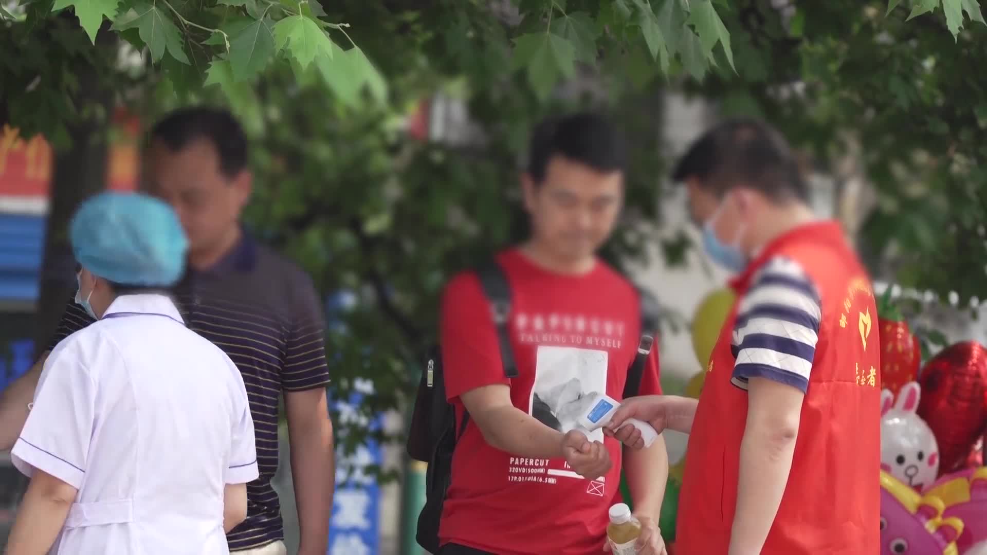 城市文明志愿者疫情好转测体温戴口罩实拍视频视频的预览图