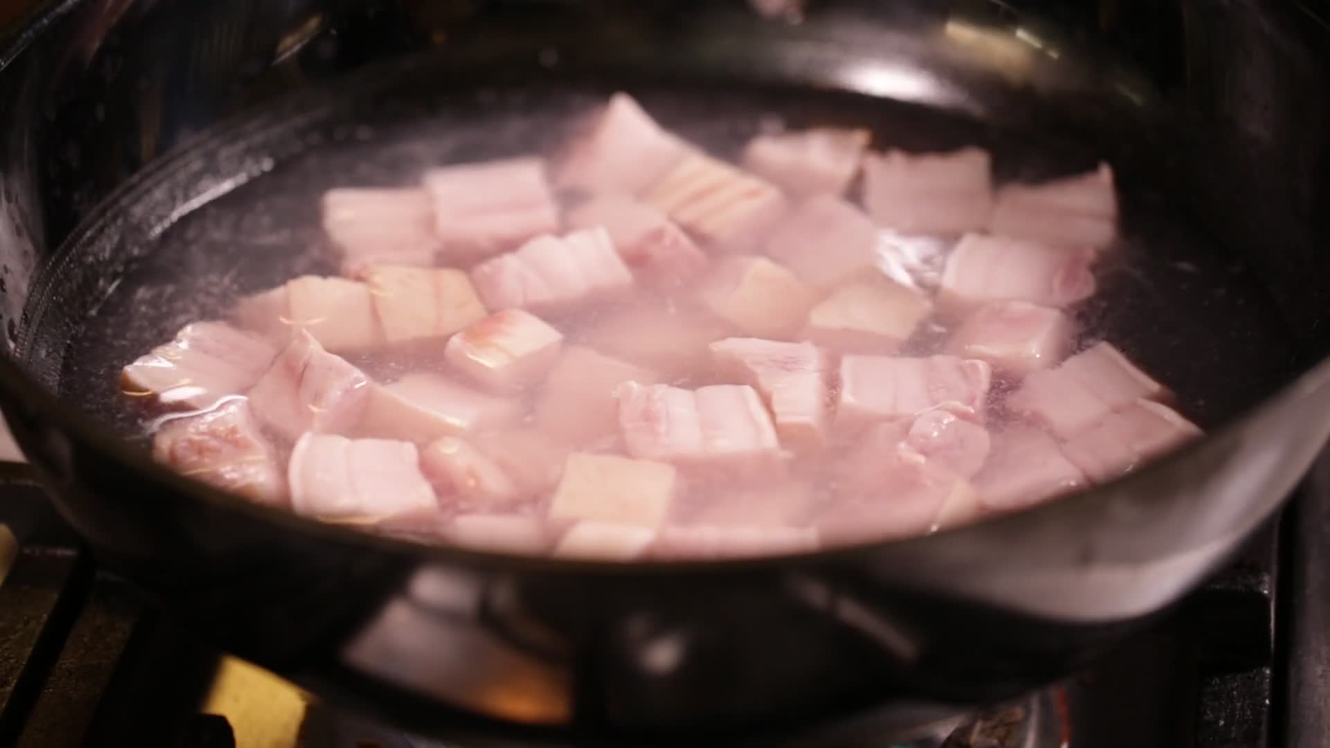 开水焯猪肉视频的预览图