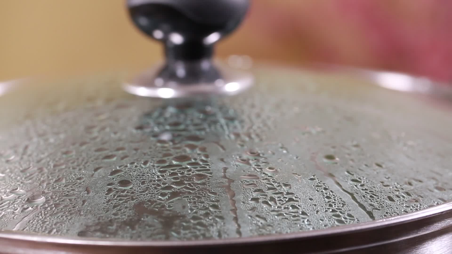 沸腾的蒸汽锅盖视频的预览图
