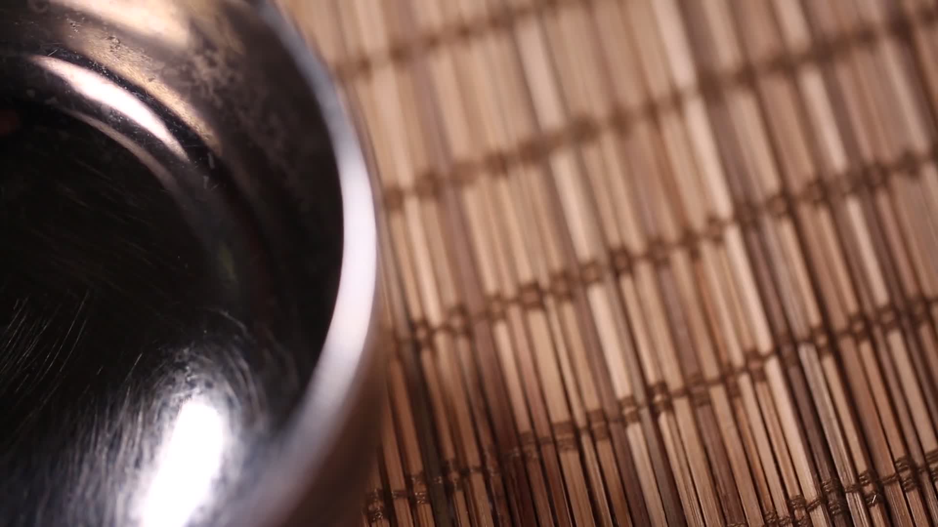 不锈钢勺子碗视频的预览图
