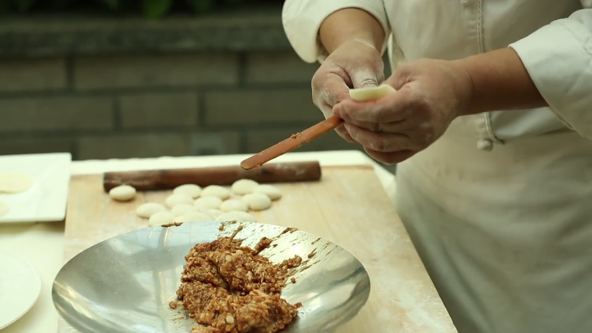 厨师包饺子视频的预览图