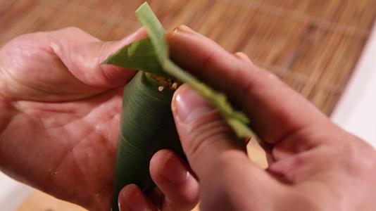 传统包粽子手法视频的预览图