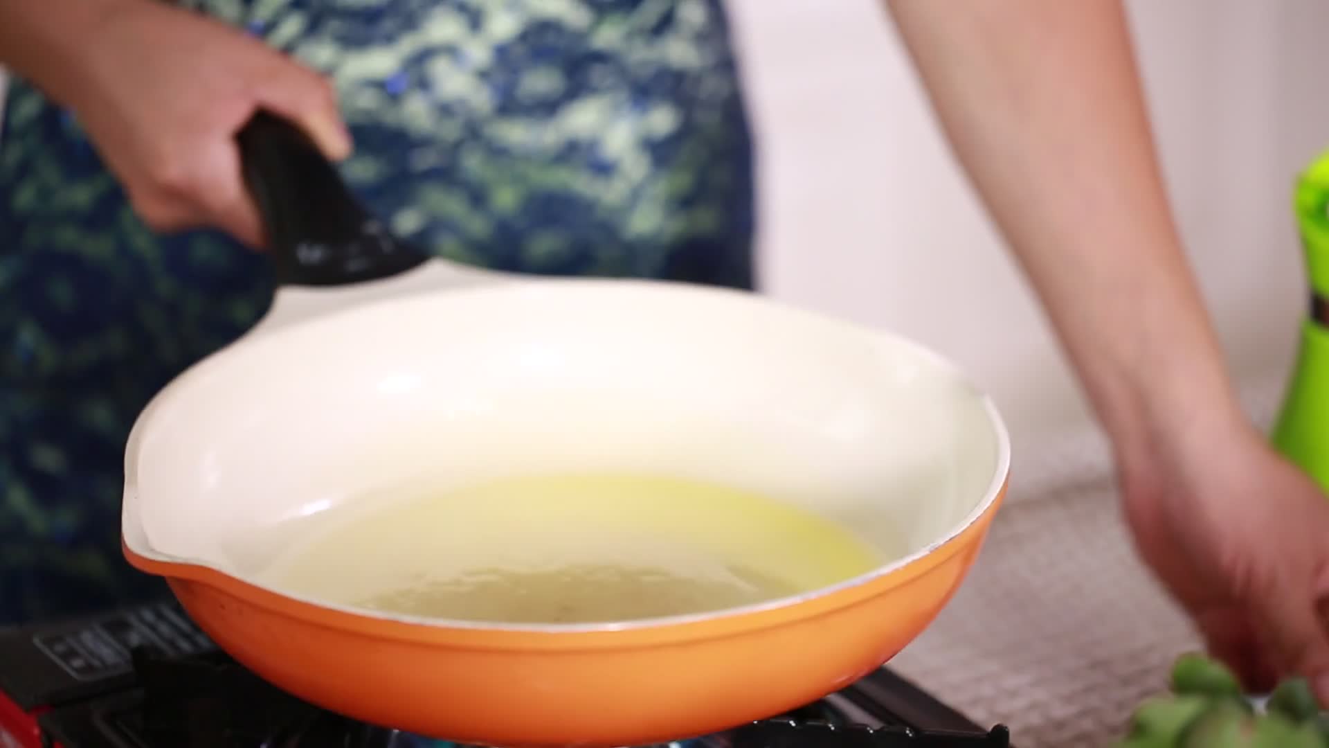 起锅烧油葱姜炝锅视频的预览图