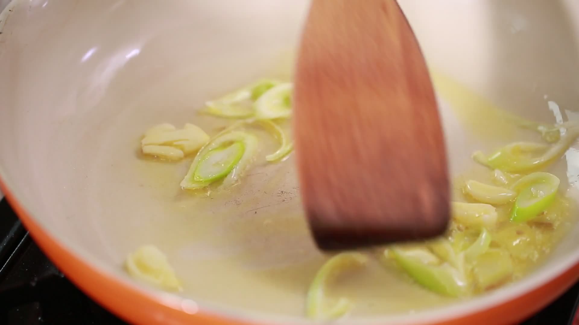 起锅烧油葱姜炝锅视频的预览图