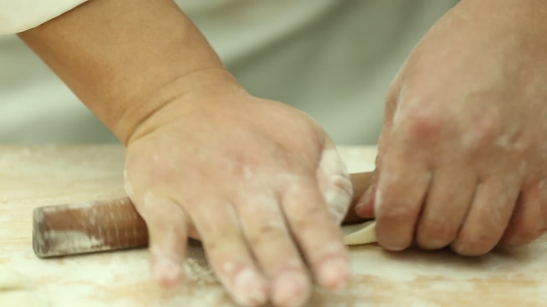擀面杖擀皮包饺子视频的预览图