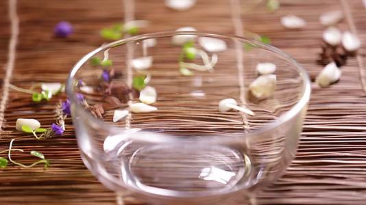 透明反光玻璃碗餐具视频的预览图