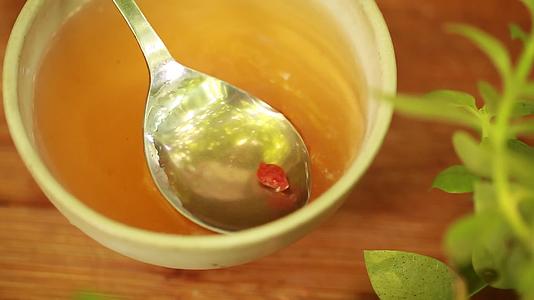 养肝茶枸杞茶泡枸杞视频的预览图