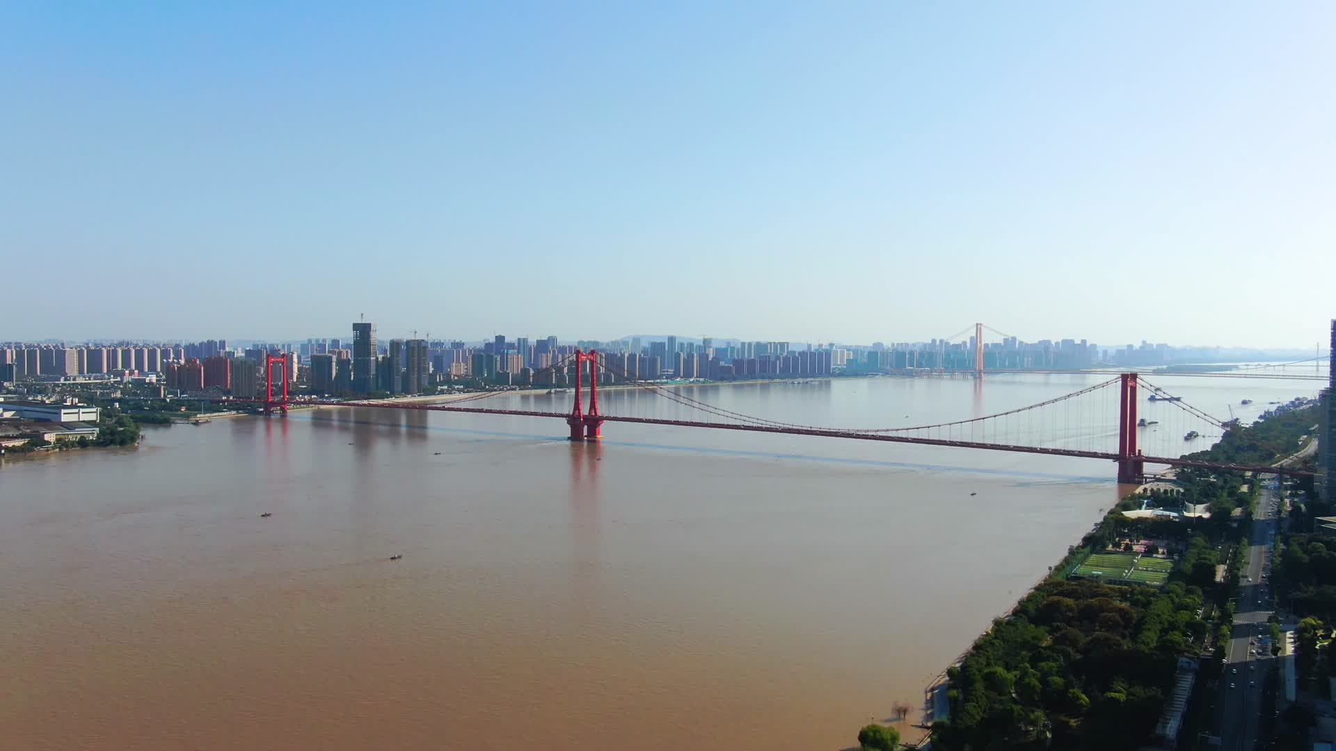 4K航拍武汉鹦鹉洲长江大桥视频的预览图