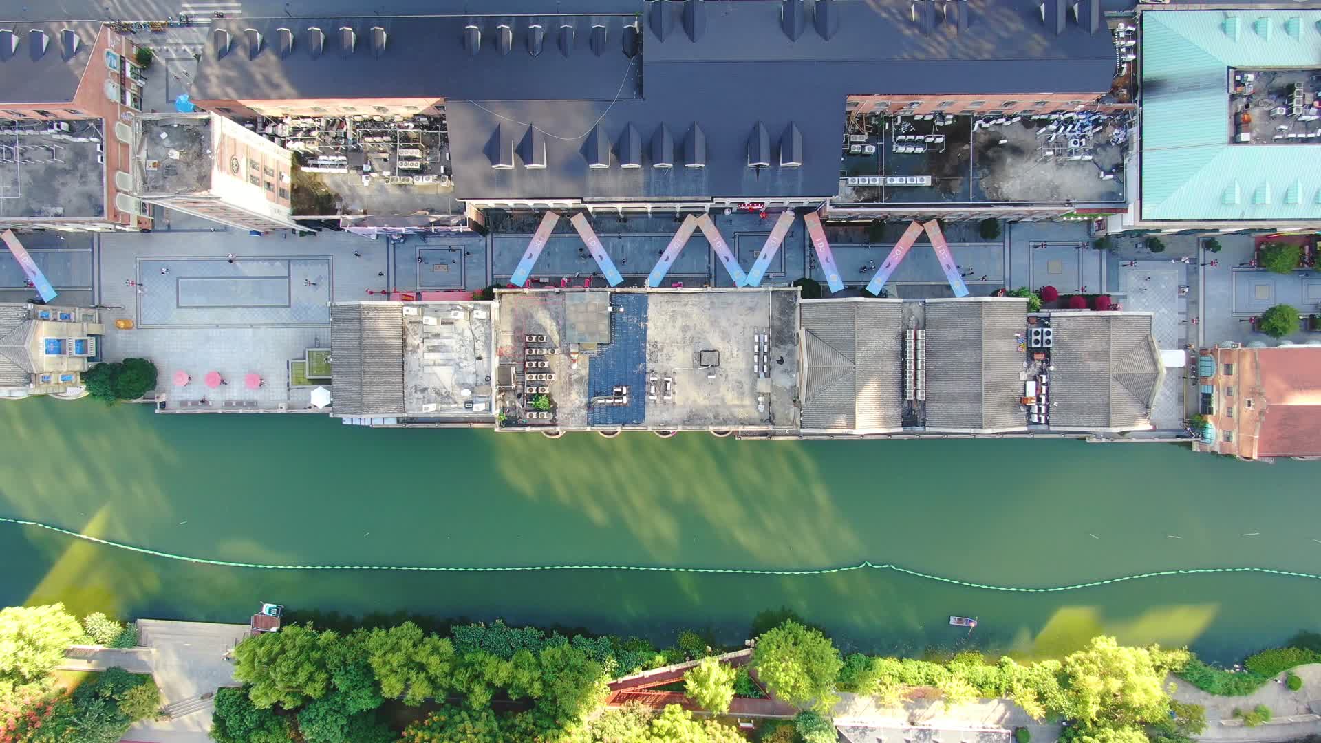4K俯拍湖北武汉楚河汉街商业步行街视频的预览图