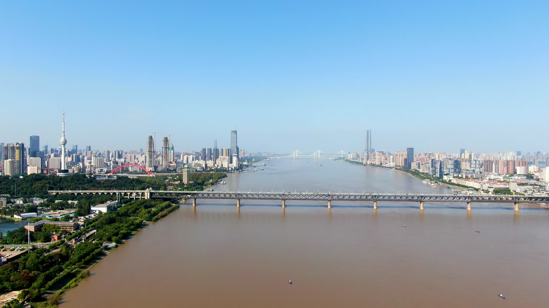 4K航拍武汉长江大桥视频的预览图