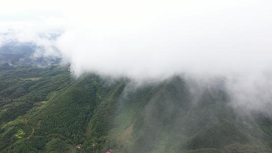 贵州山峰云海航拍4K视频的预览图