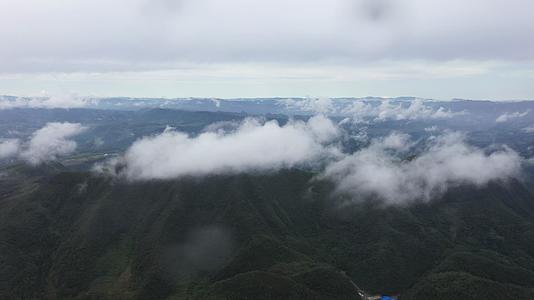 贵州山峰云海航拍4K视频的预览图
