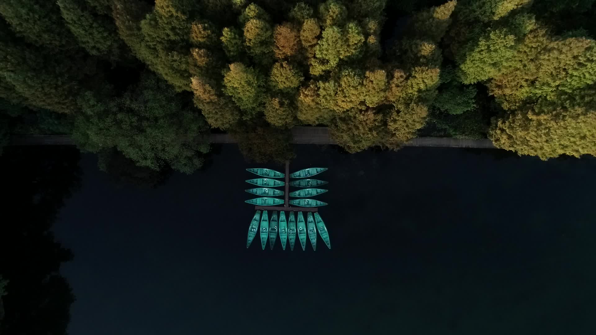 杭州西湖风景区茅家埠风景4K航拍视频视频的预览图