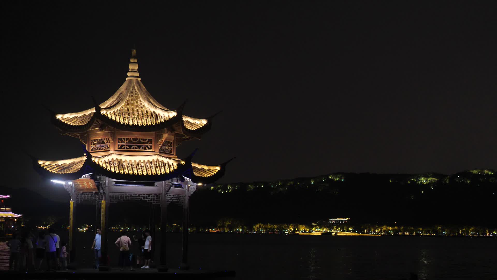 杭州西湖风景区集贤亭夜景视频视频的预览图