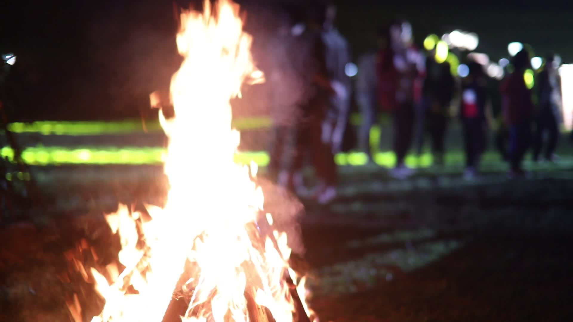 草坪上的篝火视频的预览图