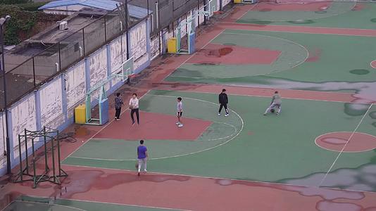 体育健身打篮球篮球场视频的预览图