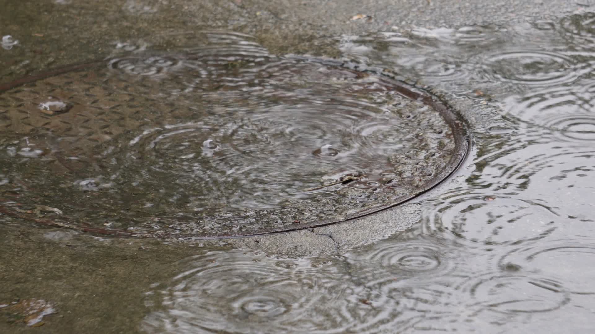 下雨积水城市排水下水道水井视频的预览图