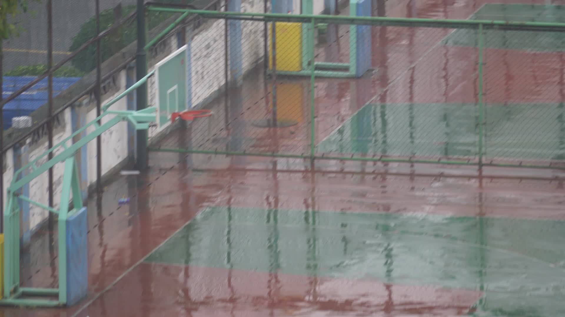 雨中篮球场体育场视频的预览图