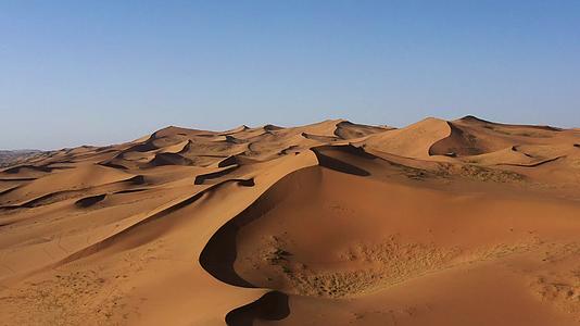 4K航拍腾格里沙漠视频的预览图