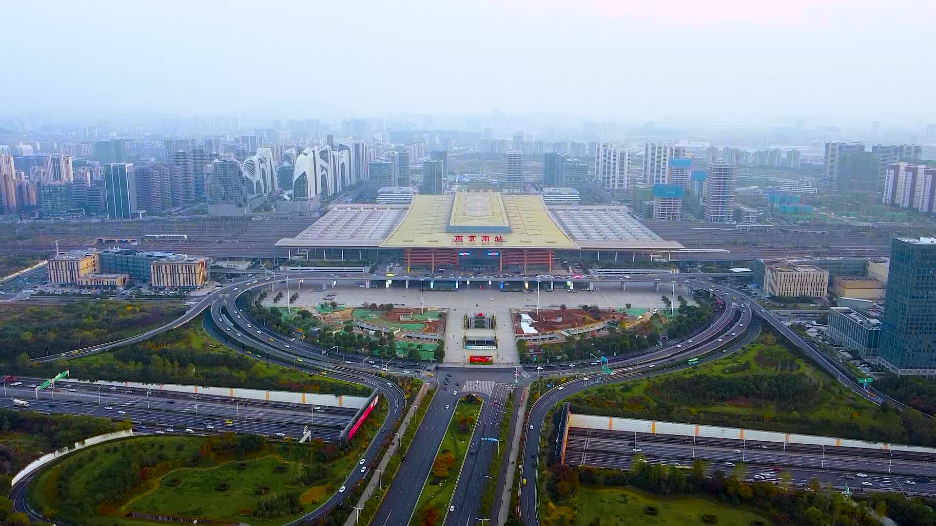 南京市南京南站高铁站航拍视频的预览图