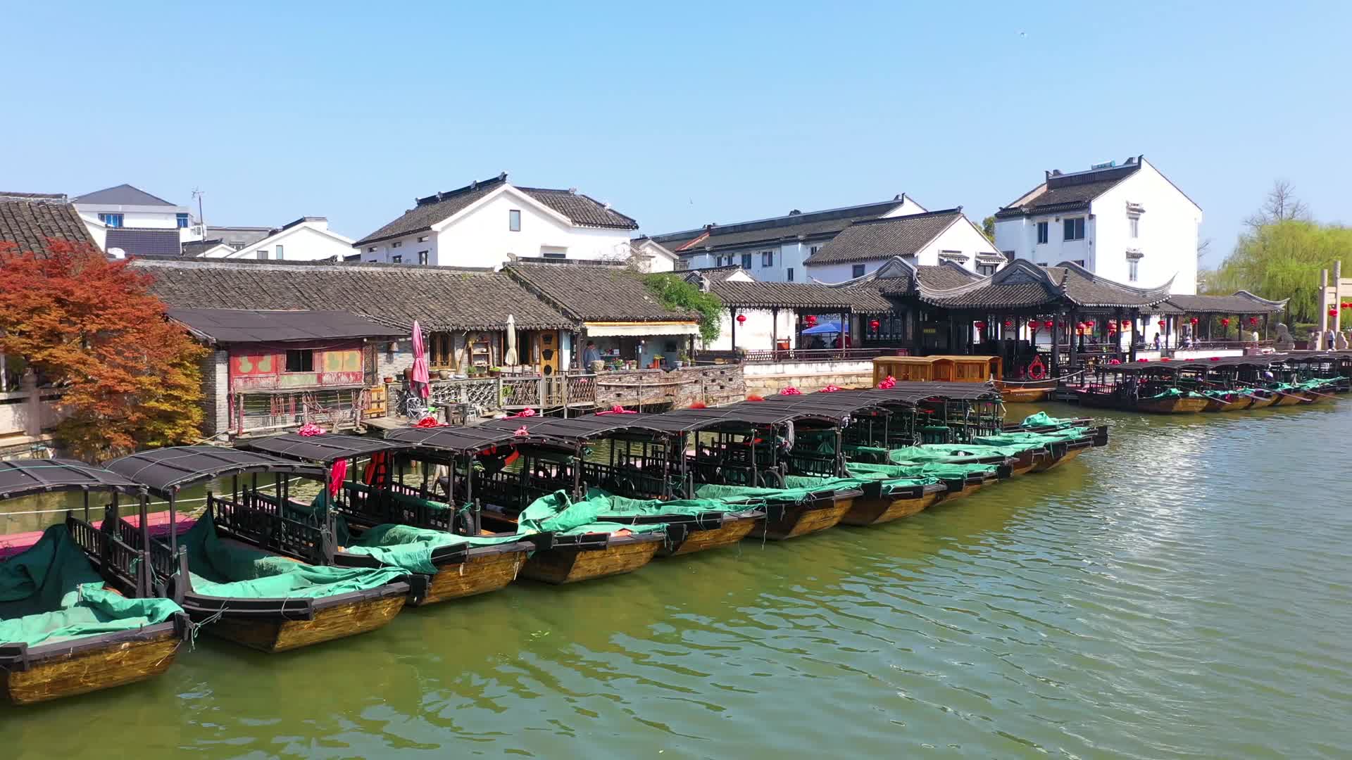 4K江南古镇游船建筑视频的预览图