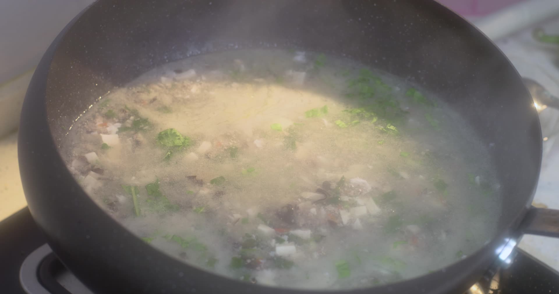 西湖牛肉羹沸腾制作过程全景原4K视频的预览图