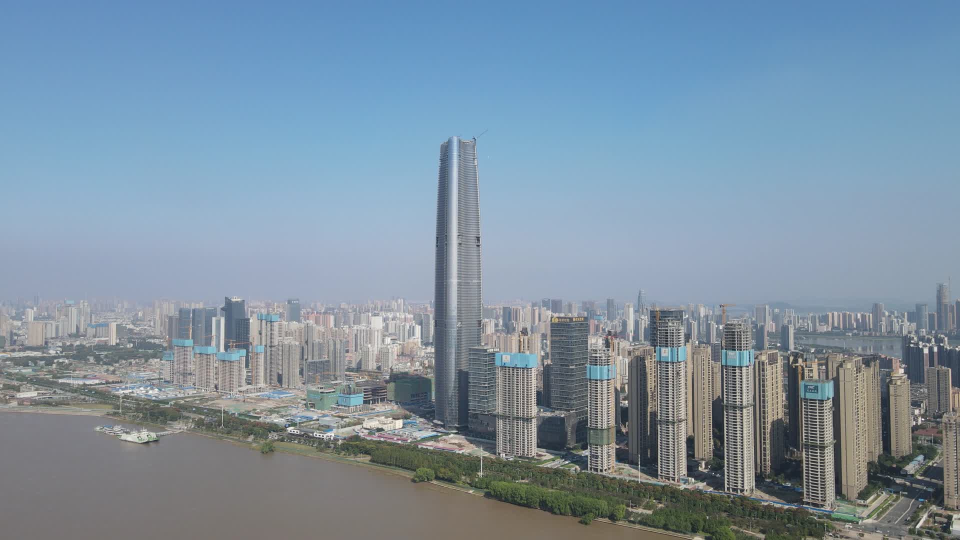 湖北武汉第一高楼绿地中心航拍视频的预览图