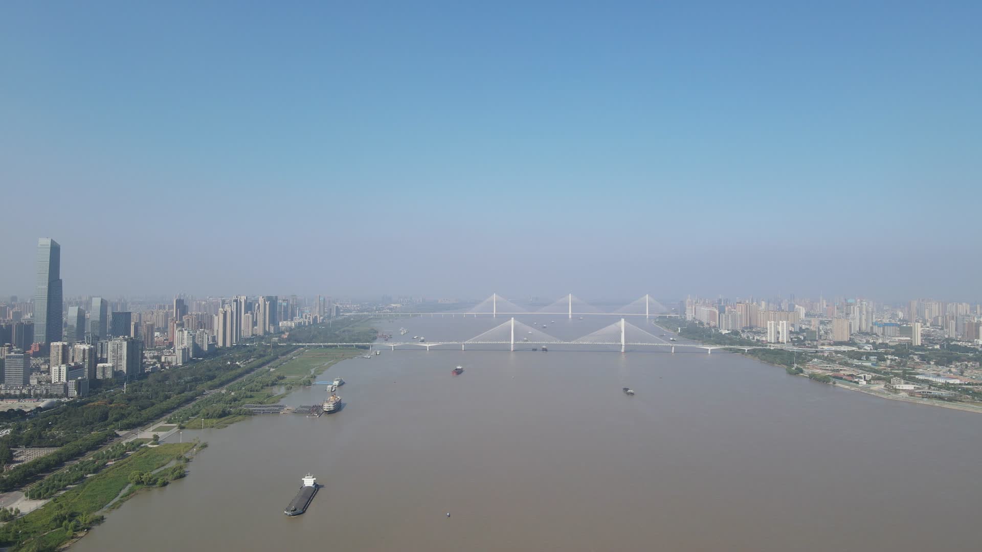 航拍湖北武汉长江两岸高楼建筑视频的预览图
