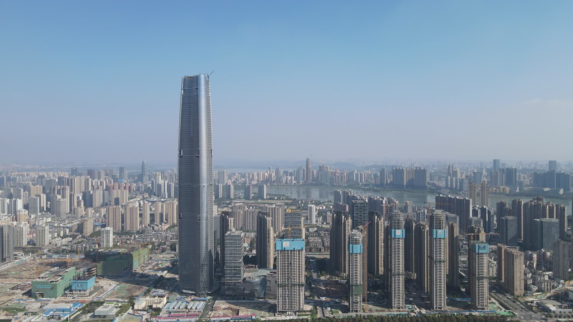 湖北武汉第一高楼绿地中心航拍视频的预览图