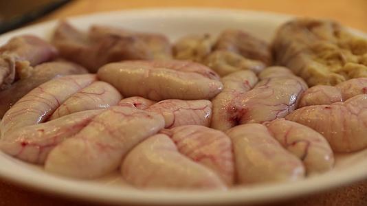 4K江浙美食腌制河豚肝视频的预览图