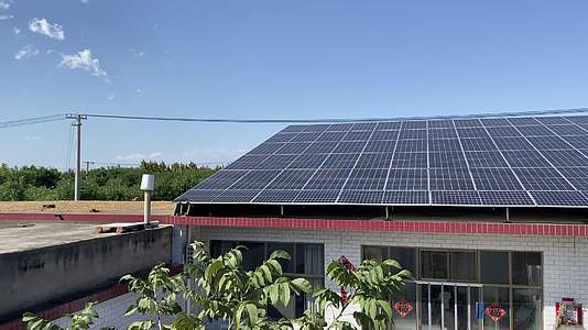 农村屋顶太阳能光伏安装实拍视频视频的预览图