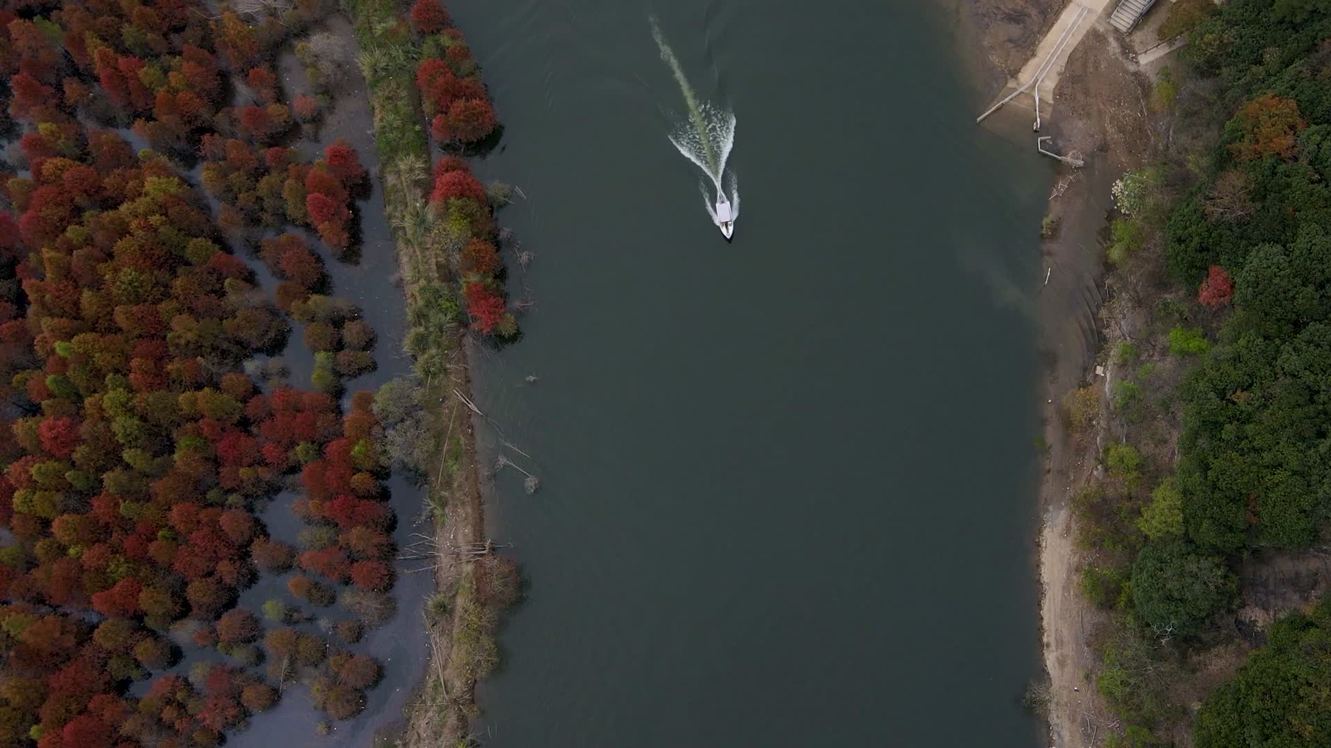 4K航拍游艇航行在湖面上视频的预览图