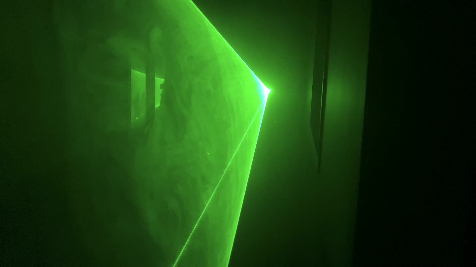 绿色激光灯装饰隧道感效果实拍视频视频的预览图