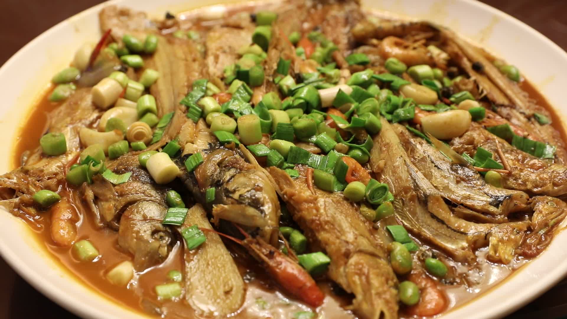 4K江浙美食炖杂鱼视频的预览图