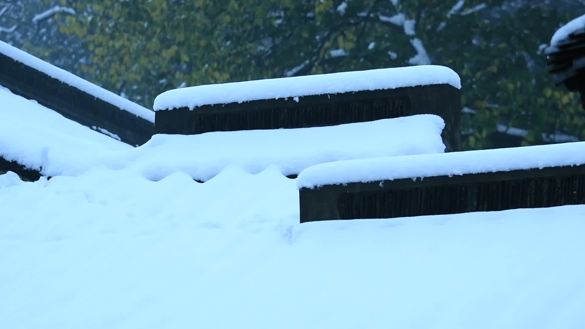 杭州西湖风景区净慈寺禅院冬季积雪风景视频视频的预览图