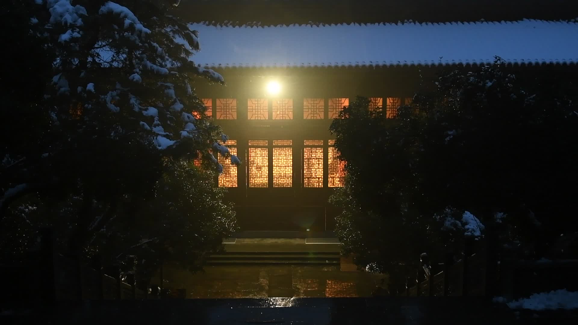 冬季杭州西湖风景区净慈寺禅院下雪风景视频视频的预览图