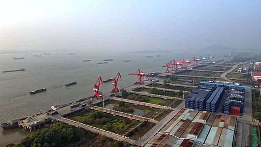 4K航拍秋天长江边的码头视频的预览图