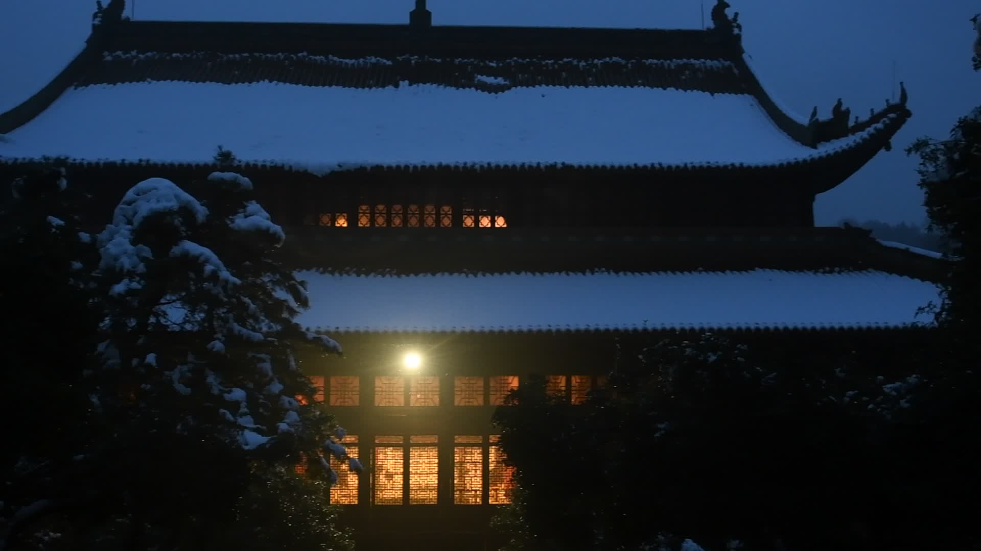 杭州西湖风景区夜间雪景净慈寺禅院风景视频视频的预览图