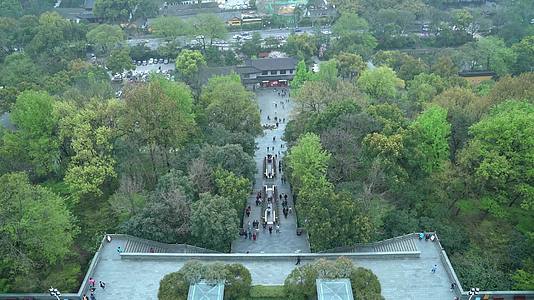 杭州西湖风景区净慈寺禅院山门前俯瞰台阶4K风景视频视频的预览图