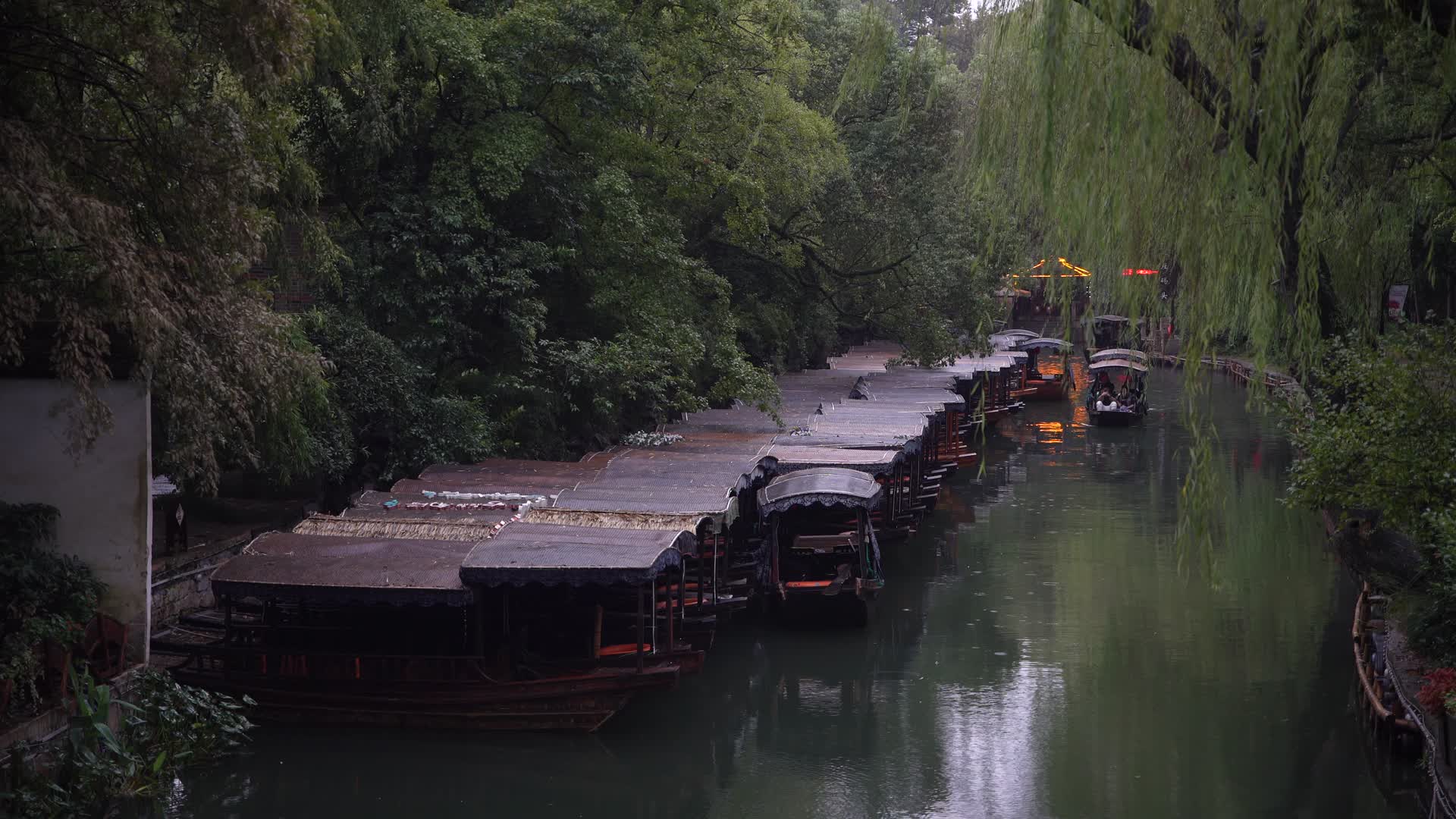 湖州南浔古镇江南水乡4K乌蓬船停船处风景视频视频的预览图
