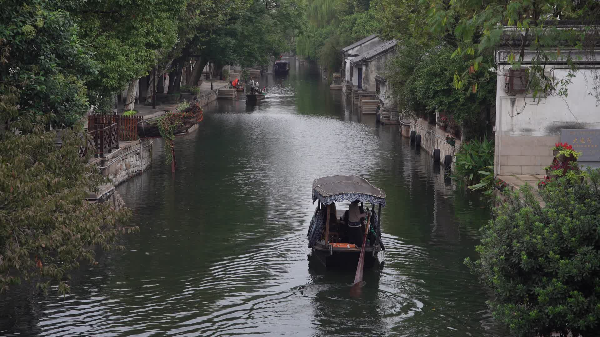 湖州南浔古镇江南水乡划船4K风景视频视频的预览图