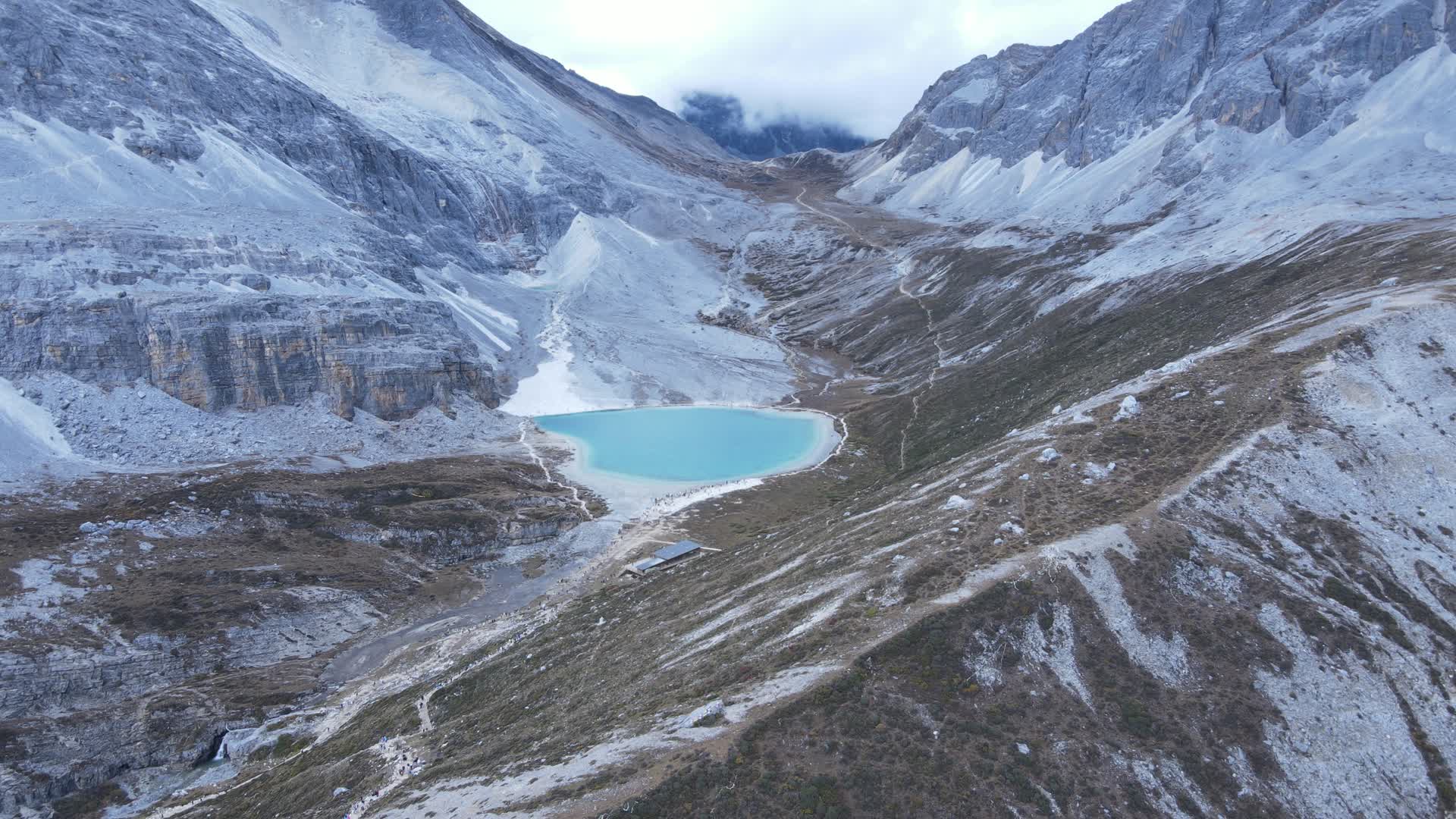 稻城亚丁雪山中的五色湖航拍视频视频的预览图